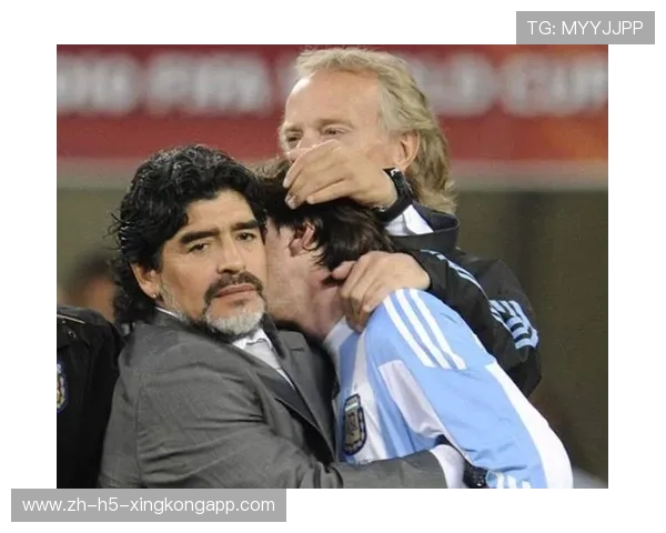 中场大师复刻马拉多纳式带球,全场掌声雷动 中场大师复刻马拉多纳式带球,全场掌声雷动