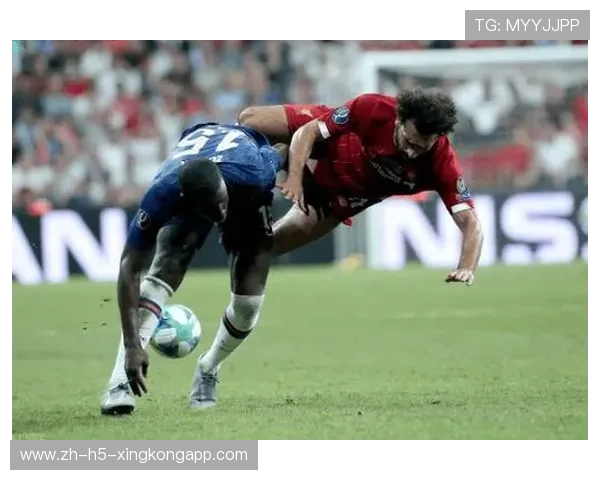 山东泰山祖马头球解围干净,禁区内完全掌控 山东泰山祖马头球解围干净,禁区内完全掌控